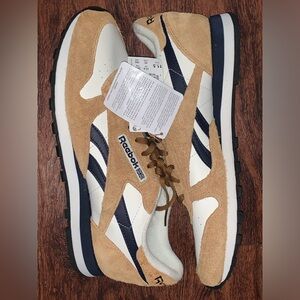 Reebok low top shoes wheat material